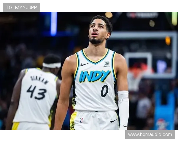 肯尼迪裁判宣布步行者挑战失败哈利伯顿怒怼听不懂他说啥引发热议